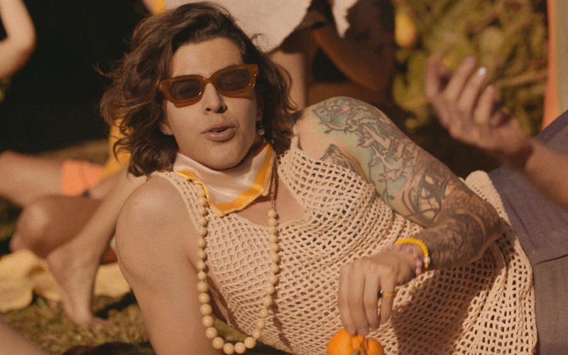 leandro ferraz que foi destaque no palco MP3 imagem do videoclipe laranja